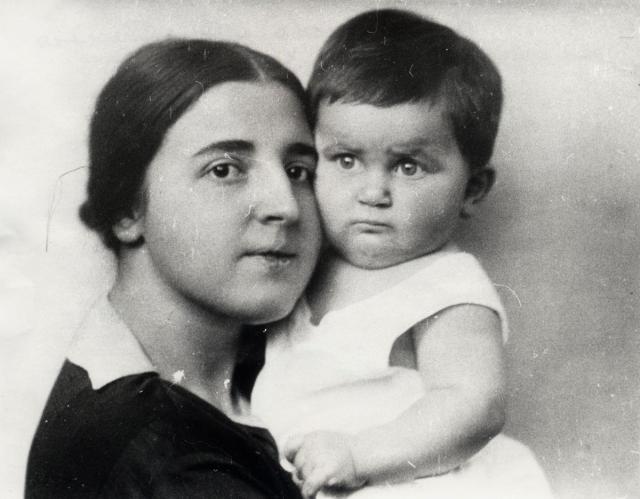 stalin-wife-nadezhda-alliluyeva-daughter-svetlana-alliluyeva-1927